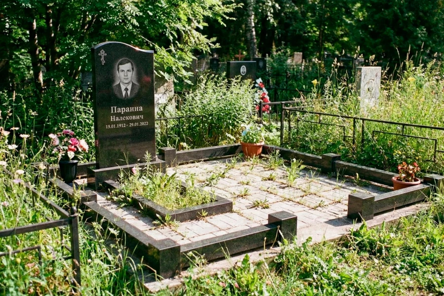 sovremennoe-zahoronenie-s-travoi-mezhdu-plitkoi